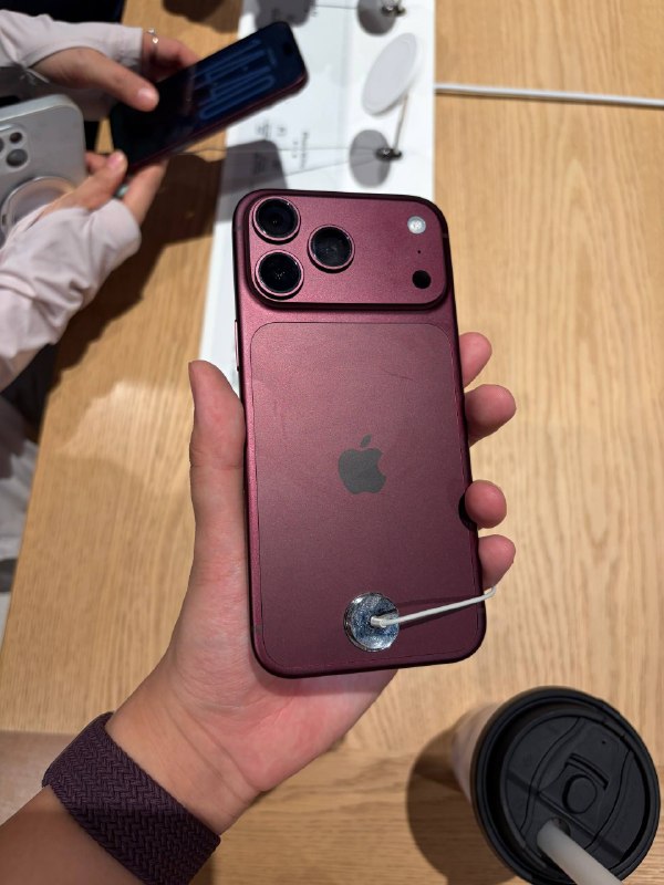 #羊XO 摸了 iPhone 18 Pro 系列这代四个颜色的追色都做的可以，所以你让我选的话我可能会选蓝色？重量的增加其实我体会不明显，可能轻和重的手机之间来回换已经免疫了，我拿华子 XT2 也觉得还好