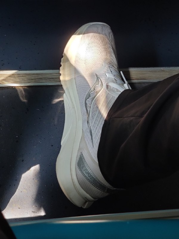 还是继续吹 Kinvara 12就是普普通通的 EVA 中底，结构设计和鞋面真的超棒！还是继续吹 Kinvara 12就是普普通通的 EVA 中底，结构设计和鞋面真的超棒！