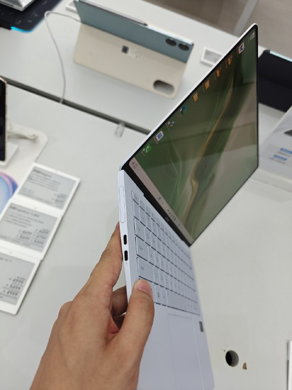 #羊XOMagic V3 和 Vs3 真的非常非常非常薄了，以至于折痕甚至没比三星好多少