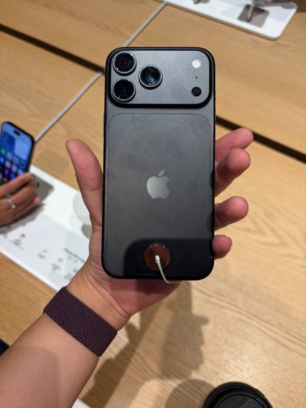 #羊XO 摸了 iPhone 18 Pro 系列这代四个颜色的追色都做的可以，所以你让我选的话我可能会选蓝色？重量的增加其实我体会不明显，可能轻和重的手机之间来回换已经免疫了，我拿华子 XT2 也觉得还好
