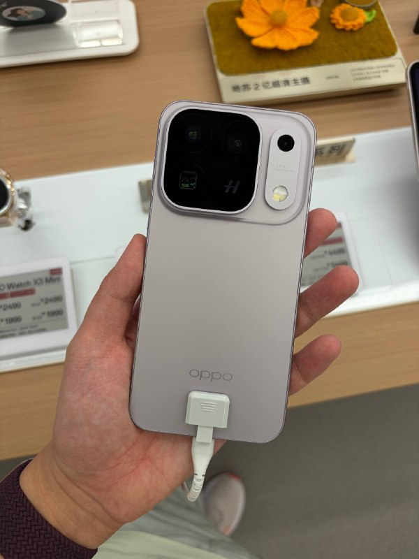 #羊XO 摸了 OPPO Find X10 系列X10 E 我们就过了，但不知为何还没有解锁相机，说一个缺德的就是，目前 D9400 的流畅度口碑要比 D9500 好，这可能不是一个坏事 🫡X10 标准版这个 Deco 设计就见仁见智吧，我肯定是觉得，你 TM 不要给我搞这傻逼凸台了