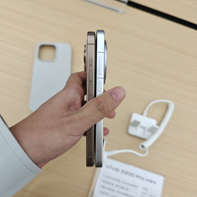 #羊XO这三台里我最喜欢的还是 X200 Pro mini这次 X200 和 X200 Pro 的手感实在太砖了，而且总觉得比更直的 X100s 更难在手里掌控，不是小米 14 Pro 那种硌的感觉，但我也不知道为什么