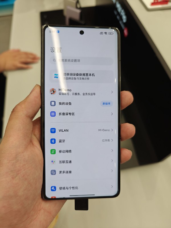 #羊XO MIX Fold 4 的轻薄程度也很令人震惊，感觉折叠状态说是小米 14L 都可以，但代价是折痕几乎退化到了三星的水平