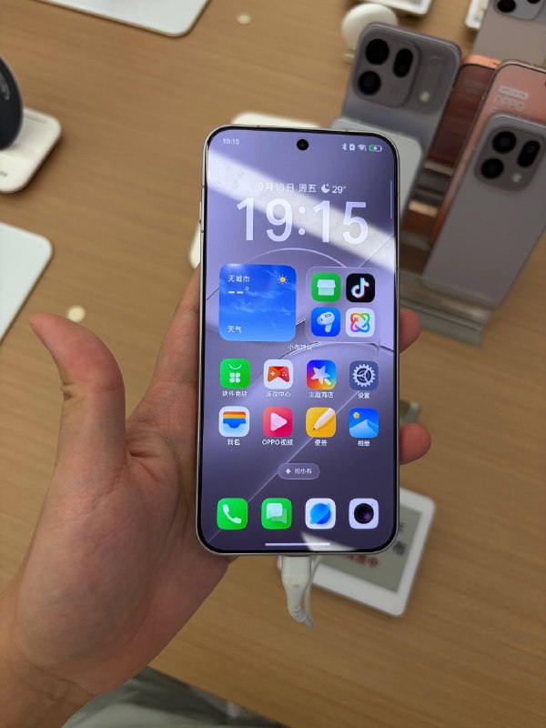 #羊XO 摸了 OPPO Find X10 系列X10 E 我们就过了，但不知为何还没有解锁相机，说一个缺德的就是，目前 D9400 的流畅度口碑要比 D9500 好，这可能不是一个坏事 🫡X10 标准版这个 Deco 设计就见仁见智吧，我肯定是觉得，你 TM 不要给我搞这傻逼凸台了