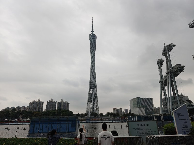 草，为啥广州塔旁边的城市景观是这样的