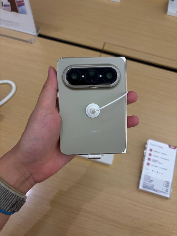 #羊XO 摸了 Pura X Max本来不那么想买 iPhone 折叠，但这回感觉必买不可了……展开后的长边只比 Mate 80 Pro 大一点点，非常合适了属于是 🫡为什么外屏不能横屏用，前面忘了，柔性框架，后面忘了 😭 让我跟 Pura X 内屏不让横屏一样难受颜色方面个人倾向于紫色#羊XO 摸了 Pura X Max本来不那么想买 iPhone 折叠，但这回感觉必买不可了……展开后的长边只比 Mate 80 Pro 大一点点，非常合适了属于是 🫡为什么外屏不能横屏用，前面忘了，柔性框架，后面忘了 😭 让我跟 Pura X 内屏不让横屏一样难受颜色方面个人倾向于紫色