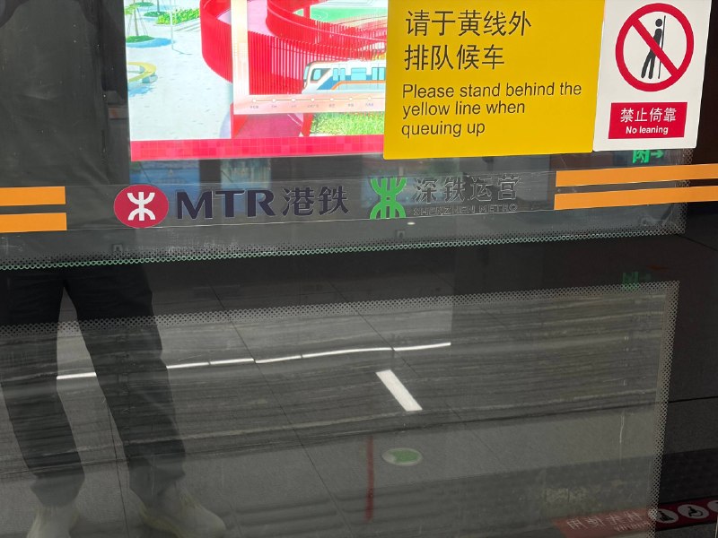 怎么俩 logo 有这么明显的黑度差异（