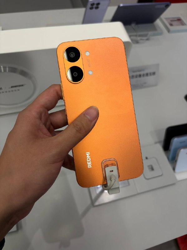 #羊XO 摸了 REDMI Turbo 5 系列，感觉好像没什么可说的（强烈建议买玻璃而非玻纤的配色，如 Max 的蓝色就不错这次 Max 的模型机做得好割手，得扣钱了啊 😡 真机感觉没标准版和 K90 润但也还好两台机器的录像规格都是主摄支持 4K 60、UW 支持 1080p 30#羊XO 摸了 REDMI Turbo 5 系列，感觉好像没什么可说的（强烈建议买玻璃而非玻纤的配色，如 Max 的蓝色就不错这次 Max 的模型机做得好割手，得扣钱了啊 😡 真机感觉没标准版和 K90 润但也还好两台机器的录像规格都是主摄支持 4K 60、UW 支持 1080p 30