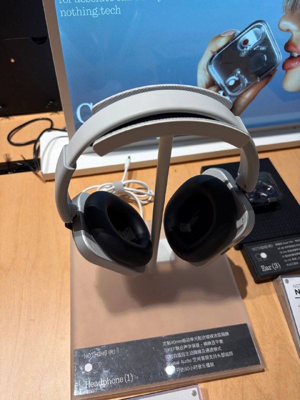 感觉 Nothing Headphone （a） 的塑料看着比 （1） 的金属更和谐（感觉 Nothing Headphone （a） 的塑料看着比 （1） 的金属更和谐（