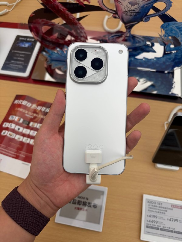 #羊XO 摸了几台 vivo 新机X500 Pro 终于出现了，其实也没什么可说的（iQOO 16 已出样，相机未解锁