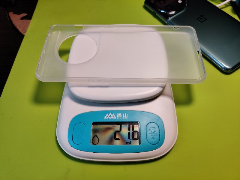 前两天偶然刷到一加 11 的磨砂透白 TPU 软壳打孔版已经有卖的了，便以 13.8 元的价格入手了