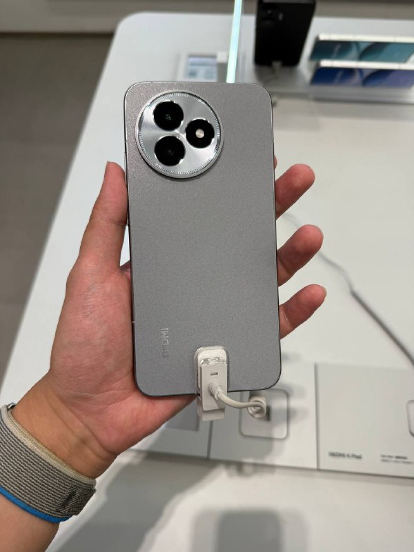 #羊XO K80U 的玻纤观感有点太 bling bling 了，我还是更喜欢小米 15 Pro 的处理，不过摸着没毛病