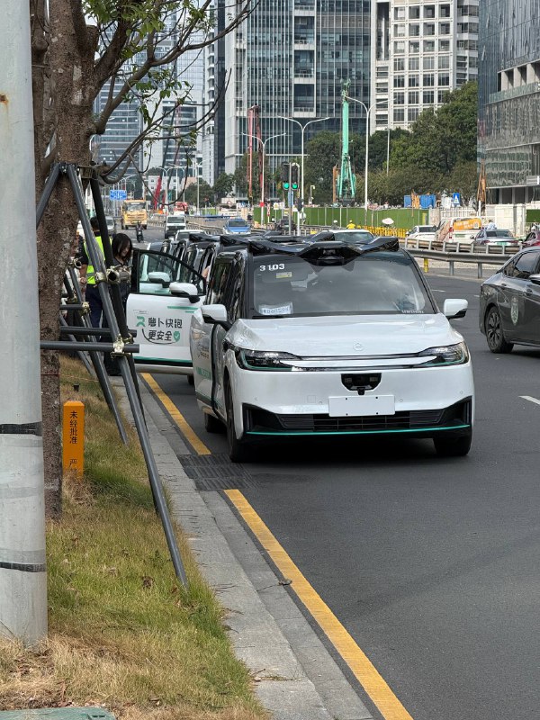 哦萝卜快跑又在测试吗，拉了好多人在等