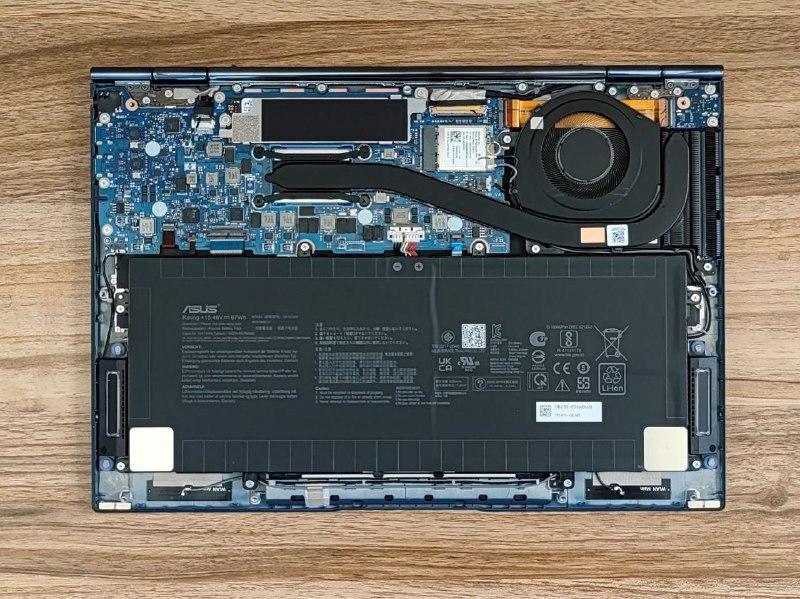 用了一年就全新设计一个模具，ASUS 真有钱啊还是 1kg 重和 13 寸 OLED，不再提供触屏 SKU接口从 3C 改成了 2C1A1HDMI厚度大幅减少，只有不到 12mm 了电池从 67Wh 减少到 63Wh键盘键程从 1.4mm 减少到 1.1mm内部散热设计完全不一样（老款的图来自荔枝姐姐）用了一年就全新设计一个模具，ASUS 真有钱啊还是 1kg 重和 13 寸 OLED，不再提供触屏 SKU接口从 3C 改成了 2C1A1HDMI厚度大幅减少，只有不到 12mm 了电池从 67Wh 减少到 63Wh键盘键程从 1.4mm 减少到 1.1mm内部散热设计完全不一样（老款的图来自荔枝姐姐）