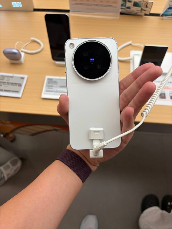 #羊XO 摸了几台 vivo 新机X500 Pro 终于出现了，其实也没什么可说的（iQOO 16 已出样，相机未解锁