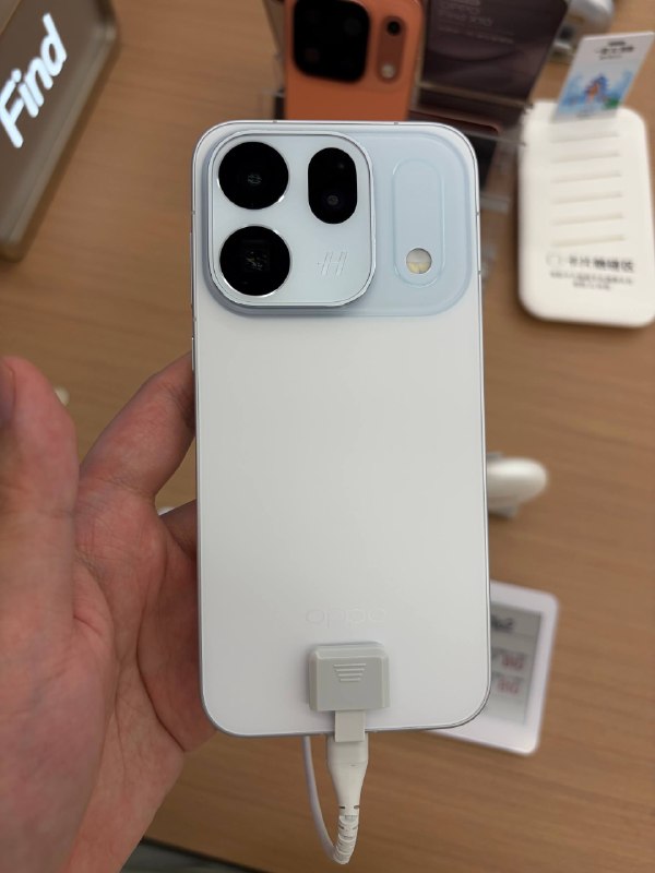 #羊XO 摸了 OPPO Find X10 系列X10 E 我们就过了，但不知为何还没有解锁相机，说一个缺德的就是，目前 D9400 的流畅度口碑要比 D9500 好，这可能不是一个坏事 🫡X10 标准版这个 Deco 设计就见仁见智吧，我肯定是觉得，你 TM 不要给我搞这傻逼凸台了