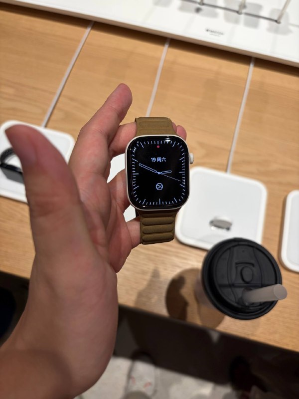 #羊XO 摸了 Apple Watch S12这次铝合金款几个配色都非常“手表”，没出那种超级显眼、后期卖不掉打骨折的配色了