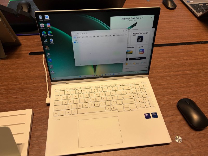 #羊XO 摸了今年新款的 MagicBook Pro 16这个白色和去年 Pro 14 的处理一样，感觉还是有点微妙，我不太喜欢