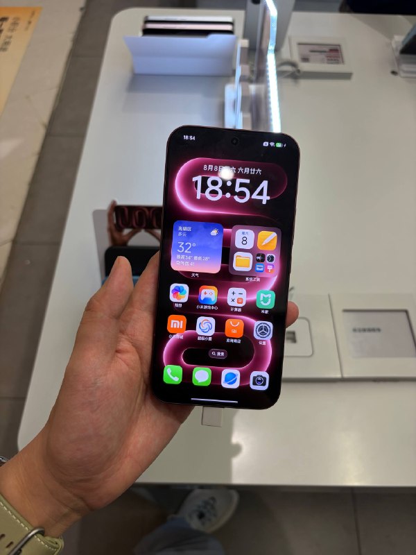#羊XO 摸了 REDMI K100 Pro 系列Pro Max 后盖广告色这个 blingbling 的效果应该是膜片干的，AG 表面摸起来其实挺正常的，Pro 就是清爽的感觉了