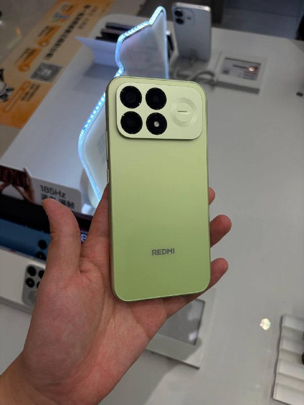 #羊XO 摸了 REDMI K100 Pro 系列Pro Max 后盖广告色这个 blingbling 的效果应该是膜片干的，AG 表面摸起来其实挺正常的，Pro 就是清爽的感觉了