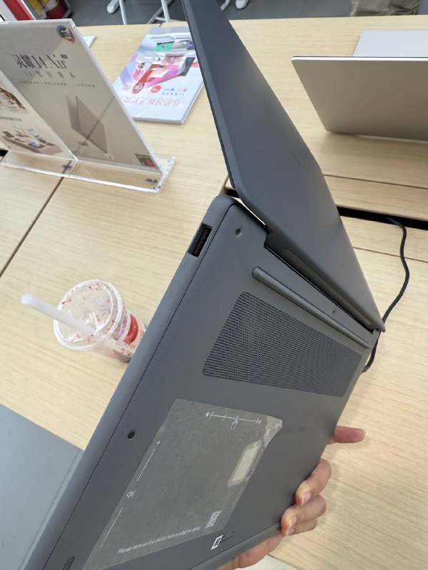 #羊XO 摸了一下华硕这台 1kg 骁龙本我不期待其他平台上这个模具了，缝大无需多言，超软 A 面感觉放包里一周屏就爆了