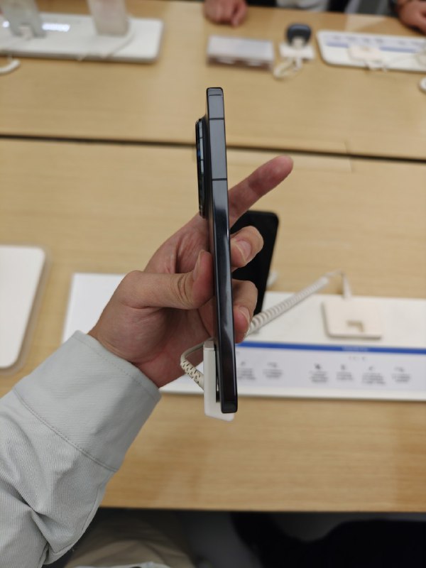#羊XO 摸了 Mate 80 系列这代的 CMF 真的是烂完了，如果你觉得渲染图不好看的话，相信我，真机只会让你更失望，Pro 和 Pro Max 边框亮面做的很差劲，所以我只推荐买黑色，金、白、尤其是绿色表现非常差