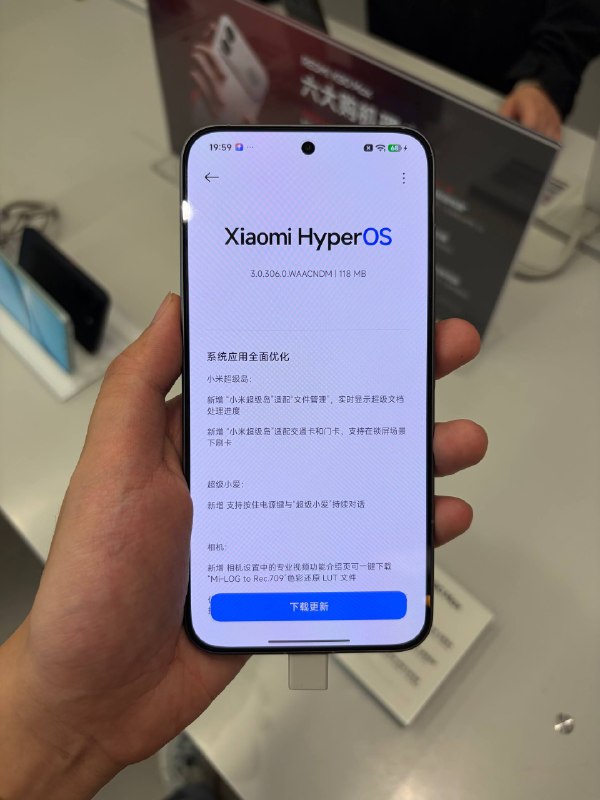 #羊XO 摸了 K90 Max尽管看着好像还有怪东西，但是这次的玻纤摸起来还算光滑了，银色不同材质的追色居然做得还不错