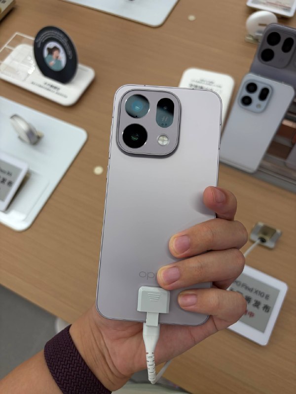 #羊XO 摸了 OPPO Find X10 系列X10 E 我们就过了，但不知为何还没有解锁相机，说一个缺德的就是，目前 D9400 的流畅度口碑要比 D9500 好，这可能不是一个坏事 🫡X10 标准版这个 Deco 设计就见仁见智吧，我肯定是觉得，你 TM 不要给我搞这傻逼凸台了