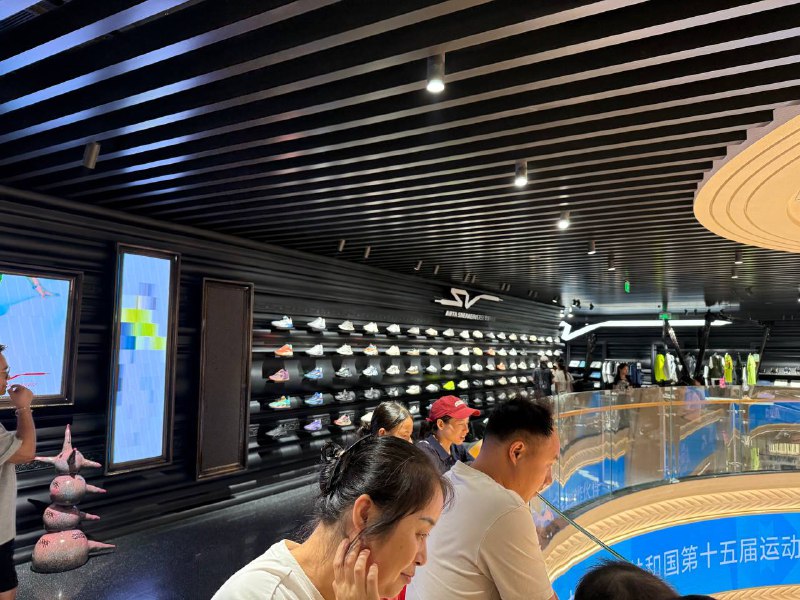 安踏这个超大的店还是牛逼的，就是里头少摆点难绷的鞋就更好了（安踏这个超大的店还是牛逼的，就是里头少摆点难绷的鞋就更好了（
