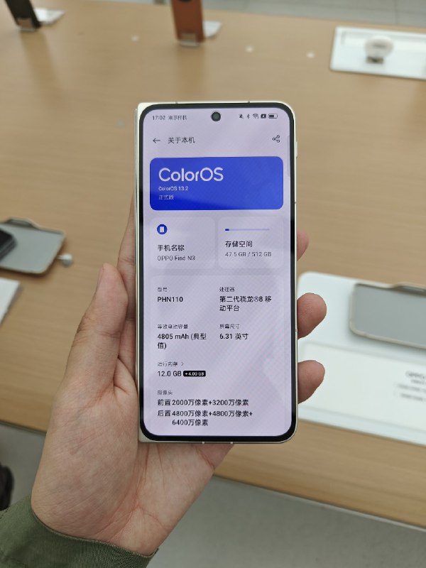 #羊XO 还没摸到绿色主要颜色都是磨砂边框还是好评的，手感比较方正不算太舒适，相机 deco 存在感也比较明显