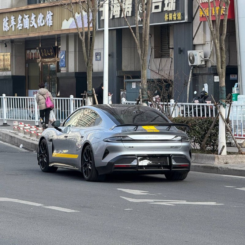 路上已见，这车漆真漂亮，iPhone 5x 根本拍不出来