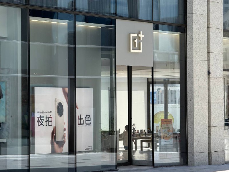 这店面积挺大，还做了一个专门的一加品牌展示区，但甚至靠外的广告物料没有一个一加的，全是 obbo