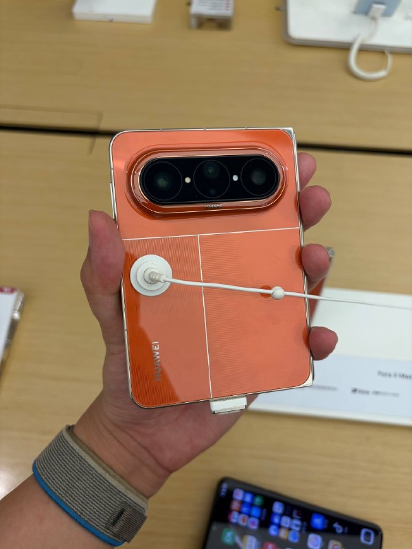 #羊XO 摸了 Pura X Max本来不那么想买 iPhone 折叠，但这回感觉必买不可了……展开后的长边只比 Mate 80 Pro 大一点点，非常合适了属于是 🫡为什么外屏不能横屏用，前面忘了，柔性框架，后面忘了 😭 让我跟 Pura X 内屏不让横屏一样难受颜色方面个人倾向于紫色#羊XO 摸了 Pura X Max本来不那么想买 iPhone 折叠，但这回感觉必买不可了……展开后的长边只比 Mate 80 Pro 大一点点，非常合适了属于是 🫡为什么外屏不能横屏用，前面忘了，柔性框架，后面忘了 😭 让我跟 Pura X 内屏不让横屏一样难受颜色方面个人倾向于紫色