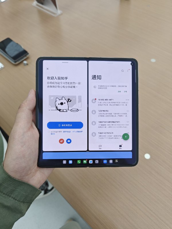 #羊XO 还没摸到绿色主要颜色都是磨砂边框还是好评的，手感比较方正不算太舒适，相机 deco 存在感也比较明显