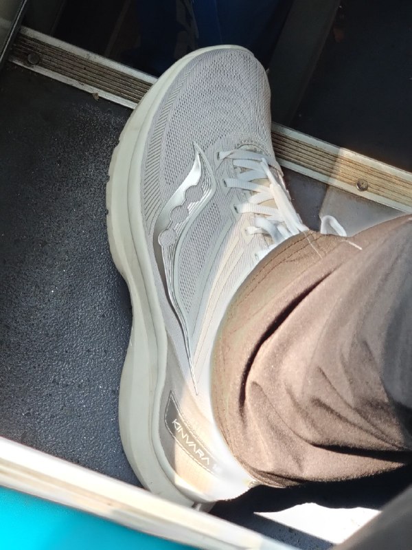 还是继续吹 Kinvara 12就是普普通通的 EVA 中底，结构设计和鞋面真的超棒！还是继续吹 Kinvara 12就是普普通通的 EVA 中底，结构设计和鞋面真的超棒！
