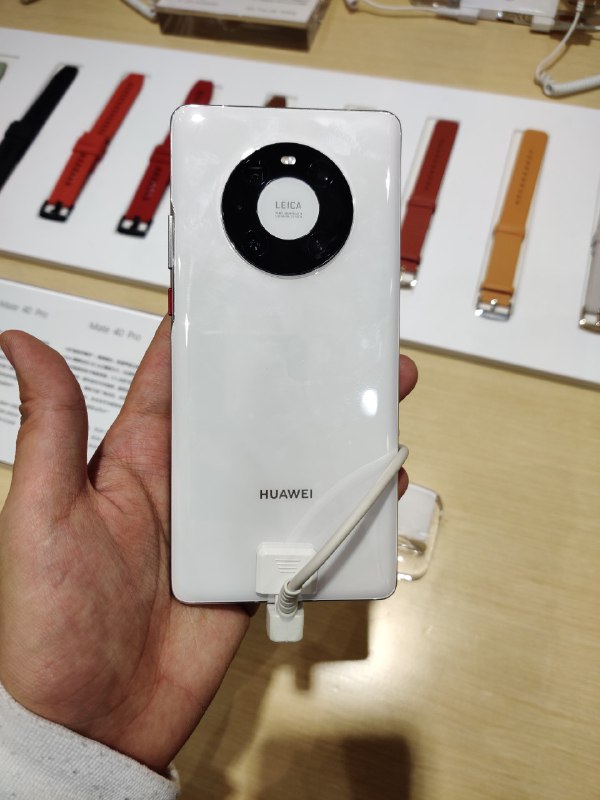 要买就买白色，别的颜色都是乐色瀑布屏的实际体验还行，握持比 Mate30 Pro 舒适很多