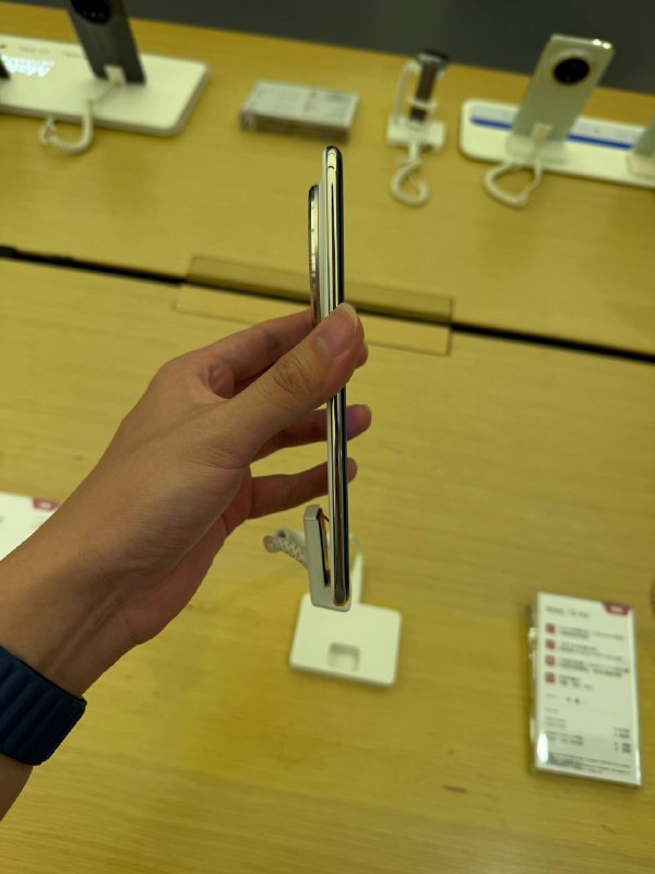 #羊XO 摸了华为 Mate 70 Air其实这个四曲面设计比想象中显薄，跟旁边 5.1mm 但两面都是全平的 MatePad mini 没有什么体感上的厚度差异不过重量感还是有点明显了，这个感受还是不太 Air 🥺关于里面写了 Kirin 9020B，预装的是 API 19 的 HarmonyOS 5.1 4K 30 录像三摄均可切换，4K 60 不支持超广支持长焦，但居然切换点挪到了大约 3.8x 的位置，不知道为什么？看授权店标签有一种线下没打算卖 16GB 的微妙预感……#羊XO 摸了华为 Mate 70 Air其实这个四曲面设计比想象中显薄，跟旁边 5.1mm 但两面都是全平的 MatePad mini 没有什么体感上的厚度差异不过重量感还是有点明显了，这个感受还是不太 Air 🥺关于里面写了 Kirin 9020B，预装的是 API 19 的 HarmonyOS 5.1 4K 30 录像三摄均可切换，4K 60 不支持超广支持长焦，但居然切换点挪到了大约 3.8x 的位置，不知道为什么？看授权店标签有一种线下没打算卖 16GB 的微妙预感……