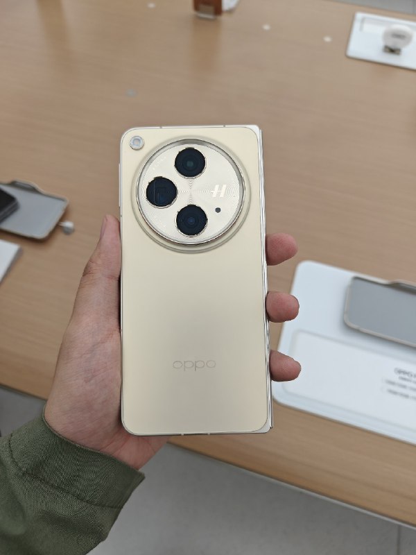 #羊XO 还没摸到绿色主要颜色都是磨砂边框还是好评的，手感比较方正不算太舒适，相机 deco 存在感也比较明显