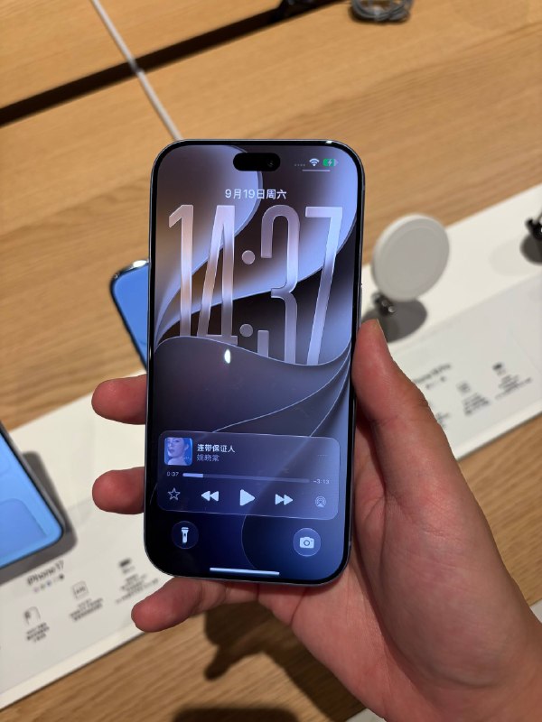 #羊XO 摸了 iPhone 18 Pro 系列这代四个颜色的追色都做的可以，所以你让我选的话我可能会选蓝色？重量的增加其实我体会不明显，可能轻和重的手机之间来回换已经免疫了，我拿华子 XT2 也觉得还好