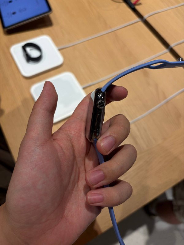 #羊XO 摸了 Apple Watch S12这次铝合金款几个配色都非常“手表”，没出那种超级显眼、后期卖不掉打骨折的配色了