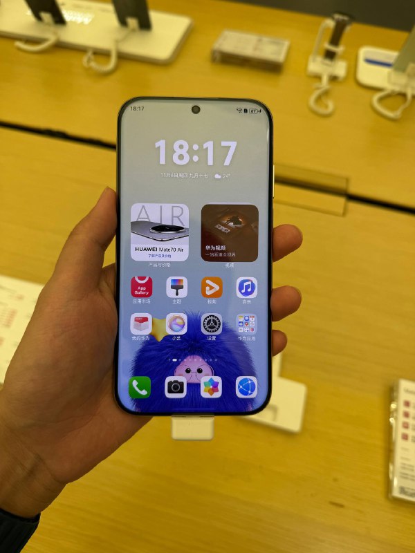 #羊XO 摸了华为 Mate 70 Air其实这个四曲面设计比想象中显薄，跟旁边 5.1mm 但两面都是全平的 MatePad mini 没有什么体感上的厚度差异不过重量感还是有点明显了，这个感受还是不太 Air 🥺关于里面写了 Kirin 9020B，预装的是 API 19 的 HarmonyOS 5.1 4K 30 录像三摄均可切换，4K 60 不支持超广支持长焦，但居然切换点挪到了大约 3.8x 的位置，不知道为什么？看授权店标签有一种线下没打算卖 16GB 的微妙预感……#羊XO 摸了华为 Mate 70 Air其实这个四曲面设计比想象中显薄，跟旁边 5.1mm 但两面都是全平的 MatePad mini 没有什么体感上的厚度差异不过重量感还是有点明显了，这个感受还是不太 Air 🥺关于里面写了 Kirin 9020B，预装的是 API 19 的 HarmonyOS 5.1 4K 30 录像三摄均可切换，4K 60 不支持超广支持长焦，但居然切换点挪到了大约 3.8x 的位置，不知道为什么？看授权店标签有一种线下没打算卖 16GB 的微妙预感……