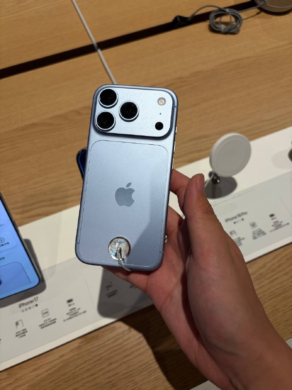 #羊XO 摸了 iPhone 18 Pro 系列这代四个颜色的追色都做的可以，所以你让我选的话我可能会选蓝色？重量的增加其实我体会不明显，可能轻和重的手机之间来回换已经免疫了，我拿华子 XT2 也觉得还好