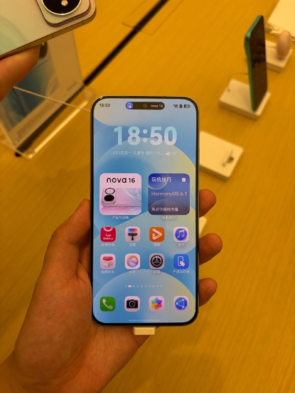 nova 16 Ultra 这个上下拼，不就是 NIO Phone EP Edition 反过来……nova 16 Ultra 这个上下拼，不就是 NIO Phone EP Edition 反过来……