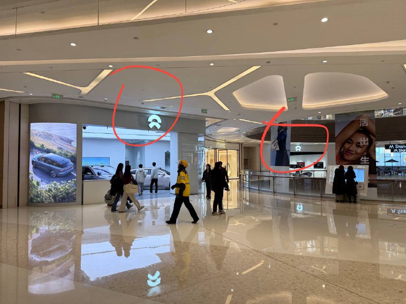 原本极越的铺位蔚来接了，于是……蔚来原本的地方停 ET7 和 ES6，原极越位置停 ET5T 和 EC6