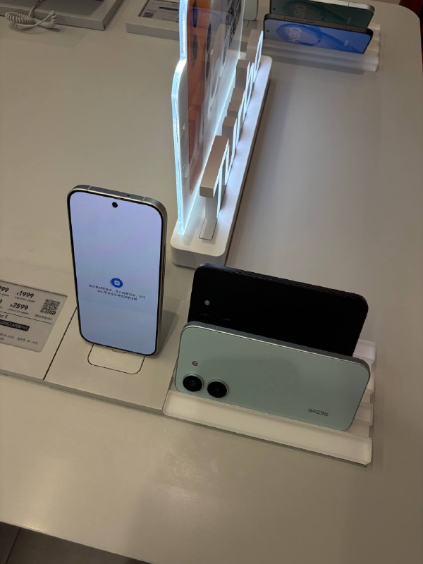 #羊XO 摸了 REDMI Turbo 5 系列，感觉好像没什么可说的（强烈建议买玻璃而非玻纤的配色，如 Max 的蓝色就不错这次 Max 的模型机做得好割手，得扣钱了啊 😡 真机感觉没标准版和 K90 润但也还好两台机器的录像规格都是主摄支持 4K 60、UW 支持 1080p 30#羊XO 摸了 REDMI Turbo 5 系列，感觉好像没什么可说的（强烈建议买玻璃而非玻纤的配色，如 Max 的蓝色就不错这次 Max 的模型机做得好割手，得扣钱了啊 😡 真机感觉没标准版和 K90 润但也还好两台机器的录像规格都是主摄支持 4K 60、UW 支持 1080p 30