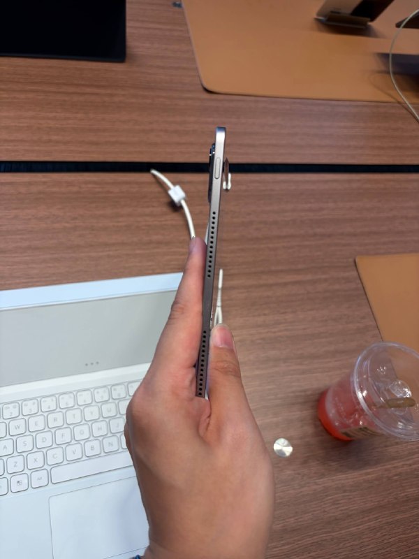 #羊XO 摸了一下荣耀 MagicPad 3 Pro如果你觉得现在那几个 13 14 寸的 OLED 平板太大的话，那这个 12 寸无刘海的是个不错的选择