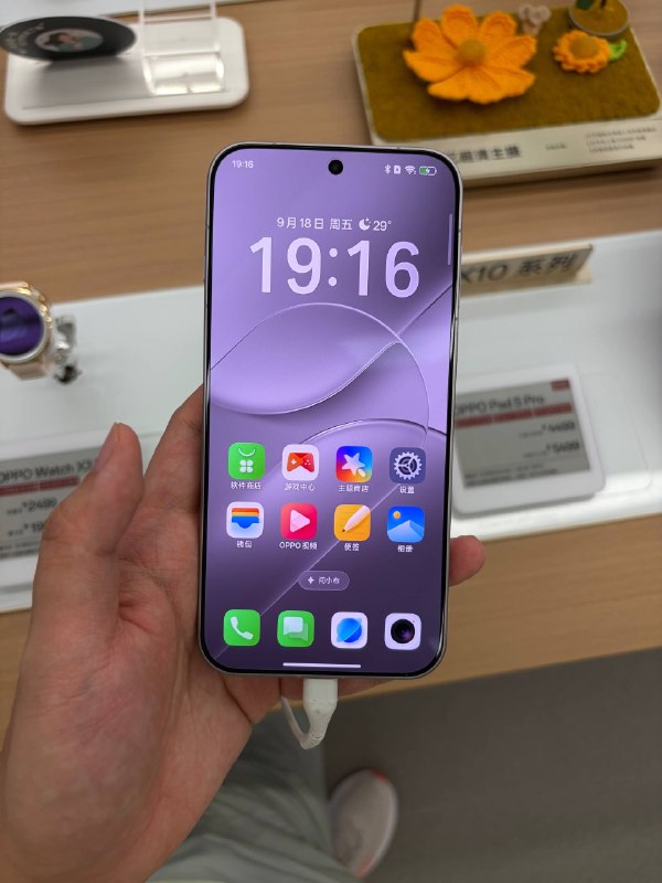 #羊XO 摸了 OPPO Find X10 系列X10 E 我们就过了，但不知为何还没有解锁相机，说一个缺德的就是，目前 D9400 的流畅度口碑要比 D9500 好，这可能不是一个坏事 🫡X10 标准版这个 Deco 设计就见仁见智吧，我肯定是觉得，你 TM 不要给我搞这傻逼凸台了