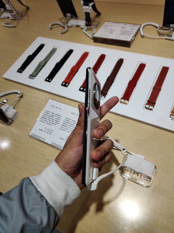 要买就买白色，别的颜色都是乐色瀑布屏的实际体验还行，握持比 Mate30 Pro 舒适很多
