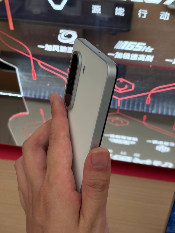 #羊XO 摸了一加 Turbo 6X 系列6X Pro 这后盖你不注意真被骗了，不过刚把手机翻过来我就看到了一层层的中框，K60 大人回来了（不是6X 这个 LCD 就属于……可以正常显示的水平，起码默认色温不是 8000K 吧