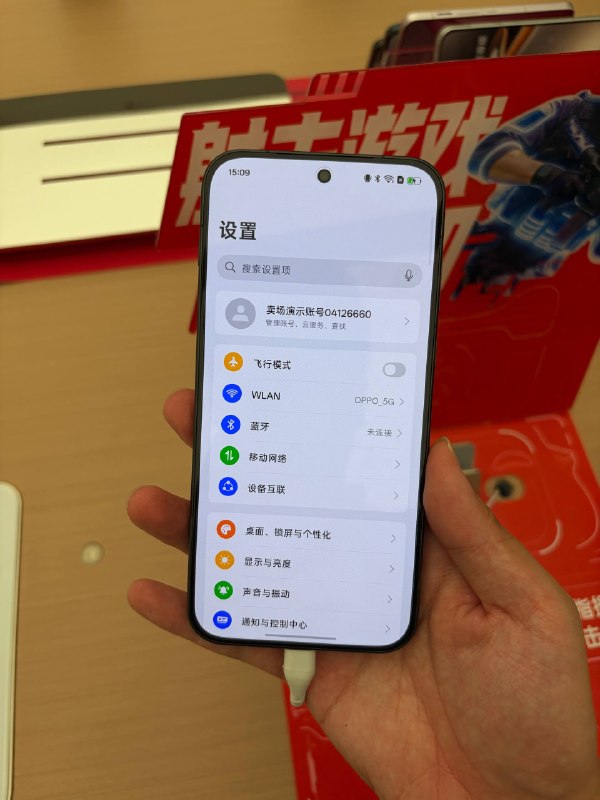 #羊XO 摸了一加 Ace 6 至尊版比 Ace 6 R 角更大、机身更厚，后盖的手感比较微妙，处理上我认为是不如 6 和 6T 的 AG 玻璃的
